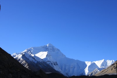 航空摄影冰雪覆盖的山在白天
